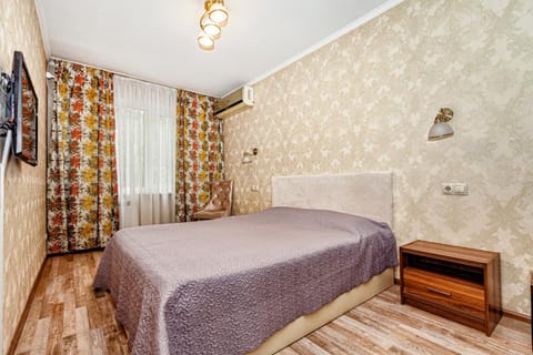 Facade/entrance, Bed, Bedroom, air conditioner