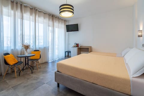 Bed, TV and multimedia, Photo of the whole room
