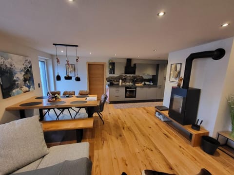 Kitchen or kitchenette, Living room, Seating area, Dining area, fireplace, oven, stove