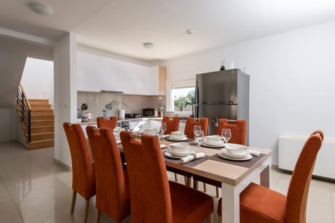 Kitchen or kitchenette, Dining area, minibar, pet friendly, stove