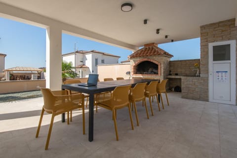 Patio, Day, BBQ facilities, Balcony/Terrace, Dining area
