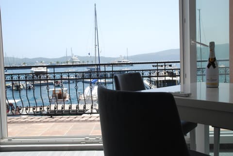 View (from property/room), Balcony/Terrace, Dining area, Sea view