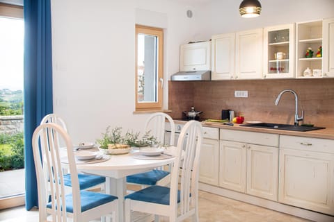 Kitchen or kitchenette, Dining area, dishwasher, stove, kitchen