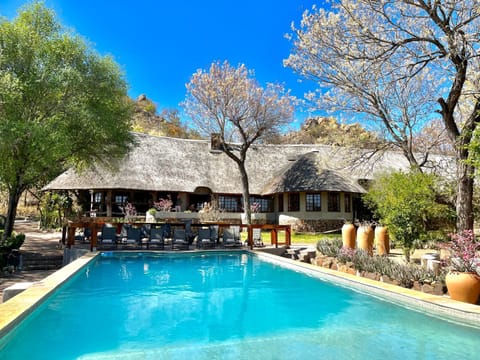 Property building, Day, Natural landscape, Garden, Garden view, Mountain view, Pool view, Swimming pool, sunbed