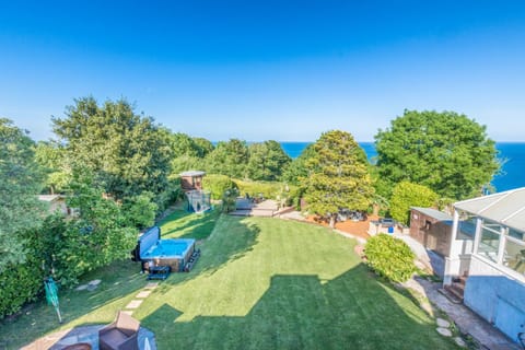 BBQ facilities, Garden, Hot Tub, Seating area, Sea view