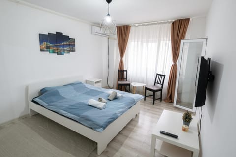 Bed, TV and multimedia, Photo of the whole room, Bedroom, towels, air conditioner