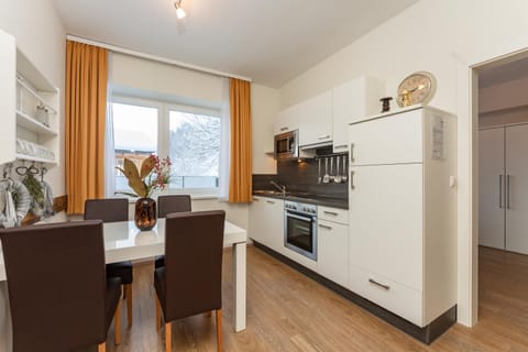 Kitchen or kitchenette, Dining area, stove