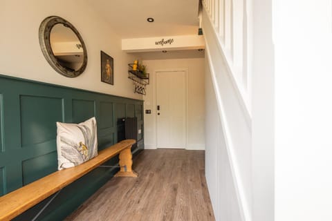 Stylish one bedroom Cotswold Coach House Tetbury Apartment in Tetbury