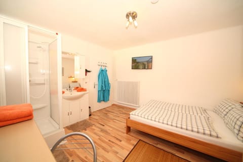 Bed, TV and multimedia, towels