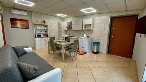 Kitchen or kitchenette, Living room, Seating area, Dining area, minibar, pet friendly, stove, kitchen, air conditioner