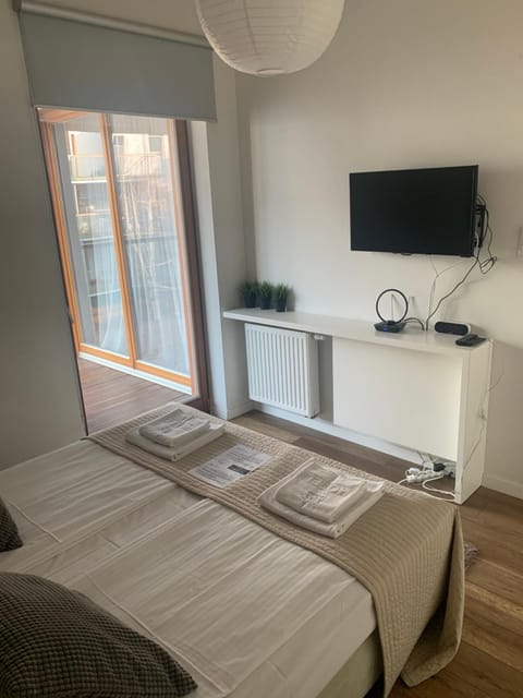 Bed, TV and multimedia, Bedroom, internet, towels