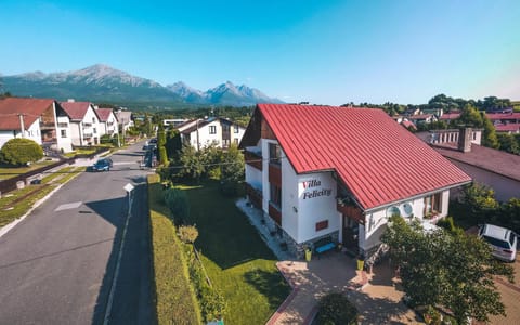Property building, Neighbourhood, Bird's eye view, Mountain view, Street view, Location, Parking