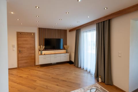 TV and multimedia, Balcony/Terrace, Living room, Garden view, safe