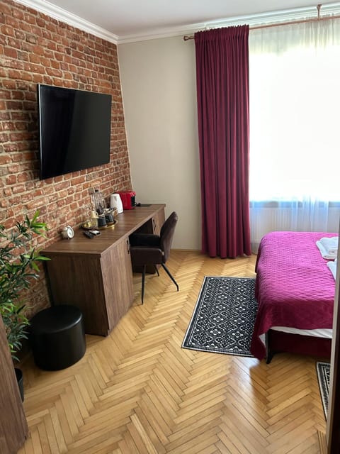 Bed, TV and multimedia, Living room, Seating area