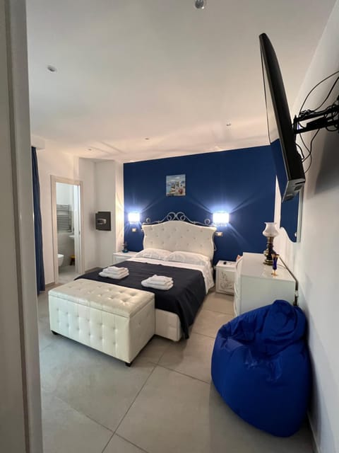 Bed, TV and multimedia, Photo of the whole room, Bedroom, towels
