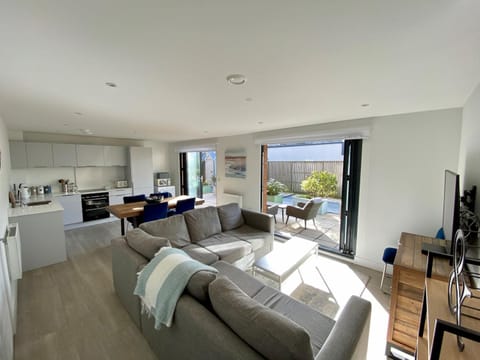 Patio, Kitchen or kitchenette, Seating area, Dining area