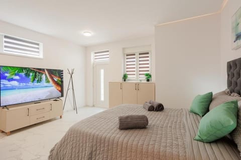Bed, TV and multimedia, Bedroom