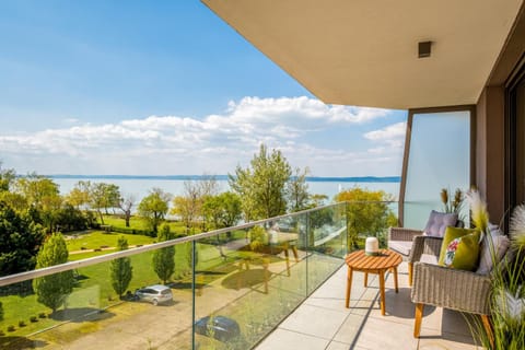 View (from property/room), Balcony/Terrace, Lake view