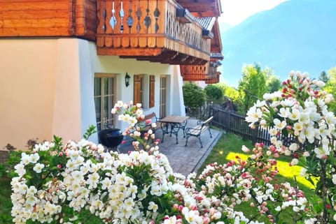 Property building, Spring, Balcony/Terrace