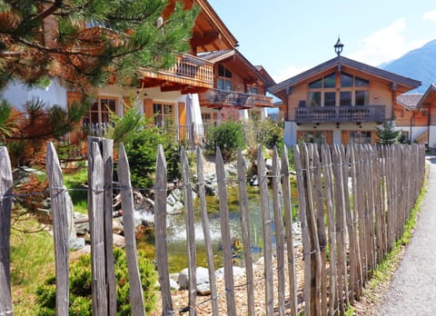 Neighbourhood, Garden, Decorative detail