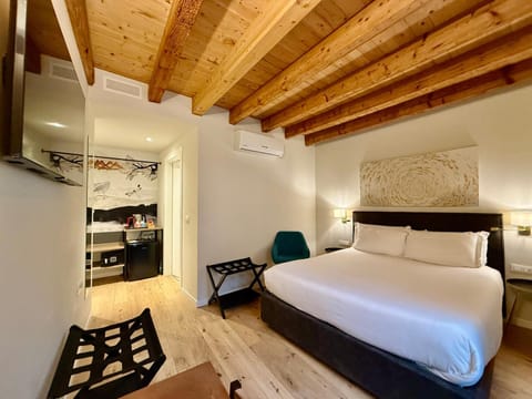 Bed, TV and multimedia, Photo of the whole room, Bedroom, wardrobe