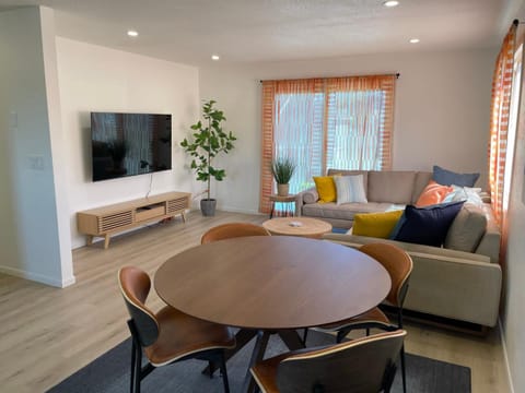 Communal lounge/ TV room, TV and multimedia, Living room, Seating area, Dining area, Evening entertainment