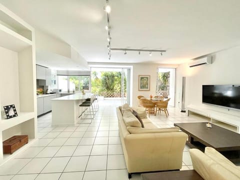 Vouliagmeni‘s Secret Garden near the Sea Apartment in Vouliagmeni