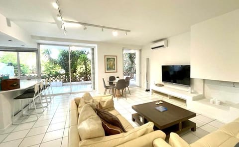 Vouliagmeni‘s Secret Garden near the Sea Apartment in Vouliagmeni