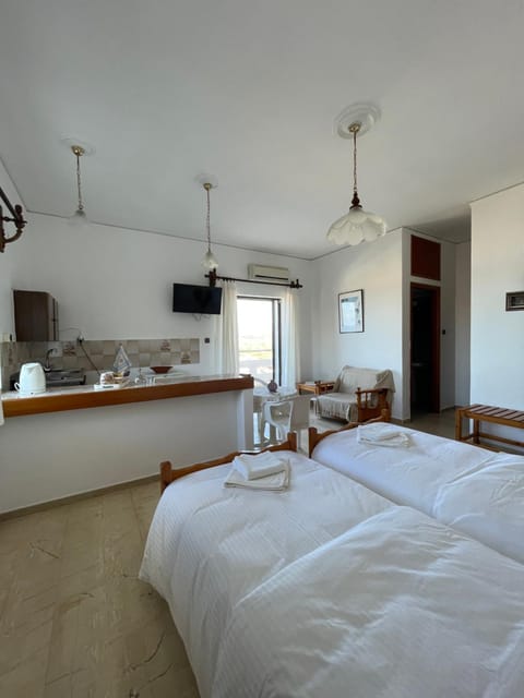 Bed, Kitchen or kitchenette, Photo of the whole room, Bedroom