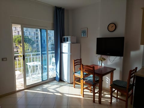 View (from property/room), Balcony/Terrace, Seating area, City view, Street view, minibar, kitchen