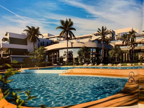 CASA CASU NEW STUNNING 3 BED RAISED GROUND FLOOR APARTMENT & HUGE BALCONY WITH SEA POOL & MOUNTAIN VIEW INDOOR & OUTDOOR SWIMMING POOLS & GYM WALKING DISTANCE TO BEACH PORT Estepona TRAVELLER AWARD 2023 Apartment in Estepona