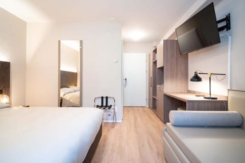 Bed, TV and multimedia, Photo of the whole room, Bedroom