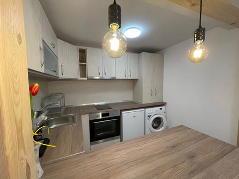 Kitchen or kitchenette, Dining area, Breakfast, washing machine