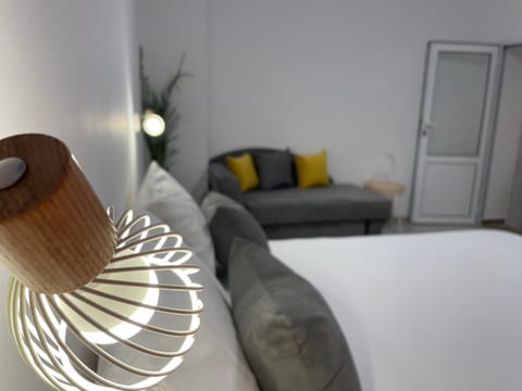 Bed, Photo of the whole room, Seating area, Bedroom