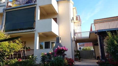 Property building, Facade/entrance, Day, Balcony/Terrace