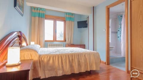 Bed, TV and multimedia, Photo of the whole room, Bedroom, wardrobe