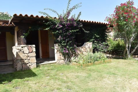 Property building, Facade/entrance, Garden, Garden