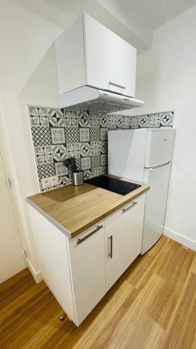 Kitchen or kitchenette, stove