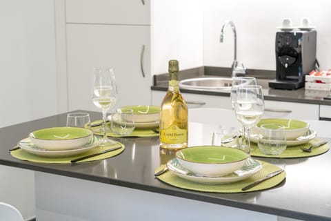 Dining area, Drinks, kitchen