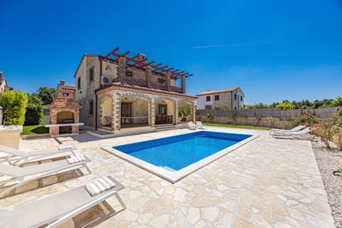 Property building, Balcony/Terrace, Balcony/Terrace, Swimming pool, Swimming pool, Sports, sunbed, kitchen