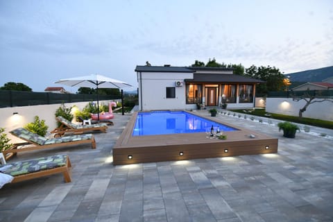 Property building, Patio, Swimming pool, sunbed