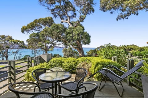 Patio, Spring, Day, Natural landscape, Garden, Living room, Seating area, Dining area, Garden view, Sea view