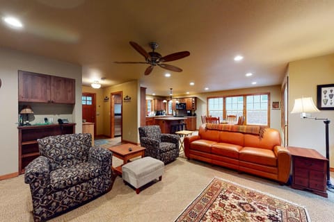 JG Farm Lake Retreat House in Oregon