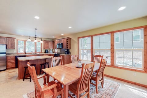 JG Farm Lake Retreat House in Oregon