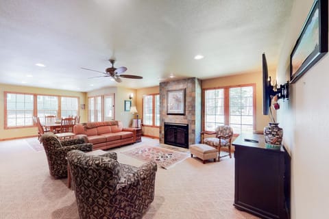 JG Farm Lake Retreat House in Oregon