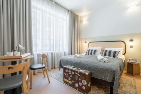 Bed, Seating area