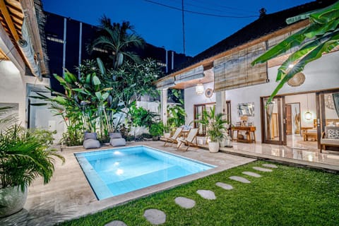 Property building, Garden, Garden view, Pool view, Swimming pool, Swimming pool, sunbed