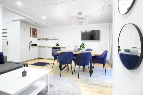 TV and multimedia, Kitchen or kitchenette, Living room, Seating area, Dining area
