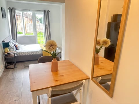 Flat 04 Studio flat close to Aylesbury town and Station Free Parking Apartment in Aylesbury