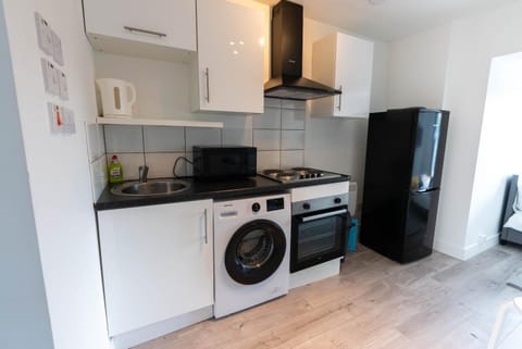 Flat 04 Studio flat close to Aylesbury town and Station Free Parking Apartment in Aylesbury